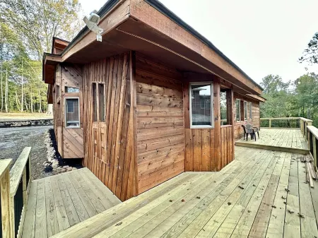 2br Queen Eagles Cabin in Campobello SC near upcoming Saluda Trail