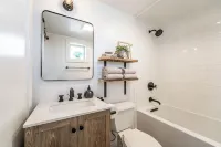 Grand Canyon Close Tiny House: 3 Block Walk to Town: Fire Pit, AC, WiFi