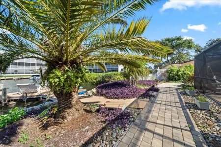 Waterfront-Heated Pool-Hottub-4bd-2BA-Paddle boat- Kayaks Отели рядом с достопримечательностью «Коко-Бич»