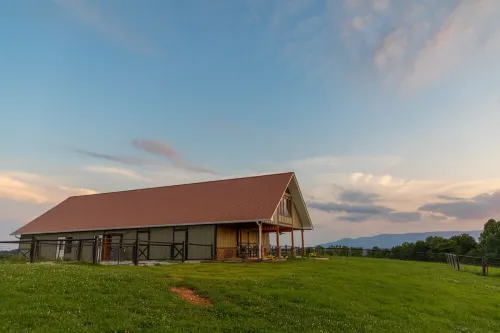 Norris Lake Barn Loft Apt 1 Lakeview's & 1 mi Access to public boat ramp Hotels in Campbell County