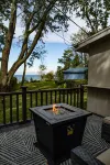Cozy Lake-View Cottage for 4 · Wine Tasting Included · Pet Friendly
