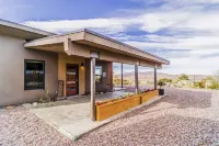Luxurious STUDIO 19 - Quiet - Views  - Town in 5 mins - JTNP - in  8 minutes - Wi-Fi