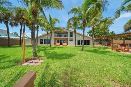 Dream Beach Home Vacation - Direct Beach Access & Exquisite Waterfront Views