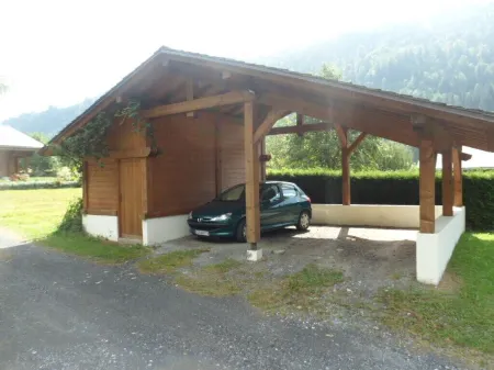 8 people - 6 bedrooms - 250m2 + 3.000m2 garden - 8 mins from skiing - Montblanc view