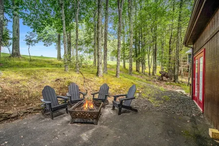 Private Mountain Home, 2miles To Ski, Hot Tub, Views, Fireplace, & Pet Friendly!