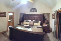 Cozy Creekside Cottage - RELAX by the Creek