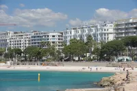 Studio 100 meters from the Croisette and beaches.