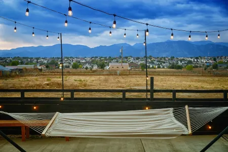 ♥︎Romantic Retreat♥︎Boutique Apt/Hot tub/Fire Pit