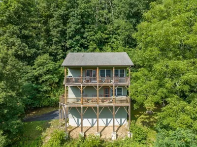 Your Secluded Retreat with Breathtaking Views, Hot tub & Game room Elk Knob State Park附近的飯店