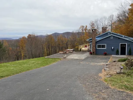 Modern Home: Hot Tub, Mountain Views & EV Charger