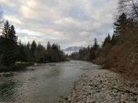 Cozy cabin on the river near Stevens Pass. Pet friendly with lots of amenities Hotel a Baring