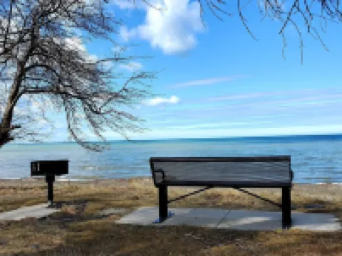 Steps from the beach,  Lakeview with Hot Tub Dunkirk otelleri