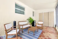 Located near St Pete beaches, downtown Gulfport and short distance to Tampa