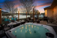 🏠Private home with hot tub. Beds for 32! - Homestays