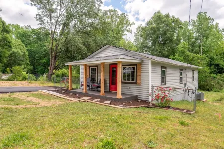 Riverside Cottage in Mt. Holly- Quiet & Comfy