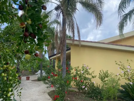 DESCRIZIONE STRUTTURA Отели в г. Capo Vaticano