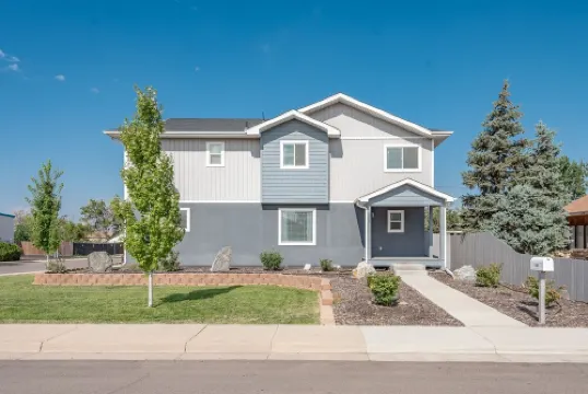 EXPLORE CO-Perfect for fams/groups. Close to DIA.