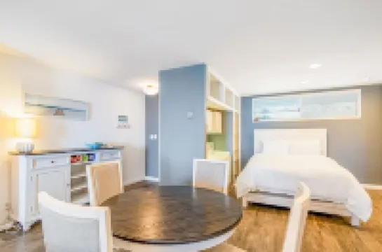 Beautiful, luxurious hideaway right on Carbon Beach in Malibu!