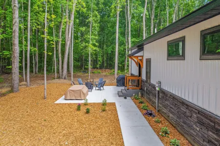 Centrally located newly built barndo, AC & WIFI Отели в г. Hayes Township