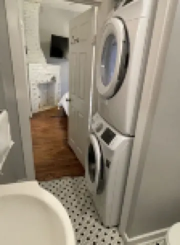 Historic King Bed Cottage, Pvt Parking, Pvt Patio, Flexible Cancellations