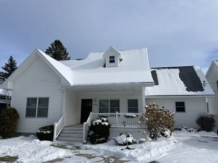 Beautiful Lakefront Home- Crooked Lk-Petoskey/Harbor Springs/Nubs- boat/bike/ski Отели рядом с достопримечательностью «Заказник Менонаква Вудс»