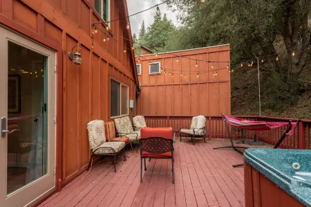 Forest Dream Retreat: A-Frame Cabin/Hot Tub/Games