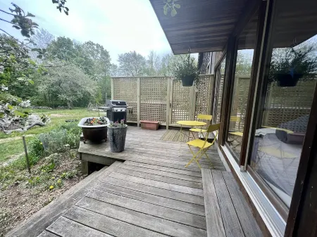 Private Contemporary Artist's Tree House on two acres with perennial gardens. Отели рядом с достопримечательностью «Заказник Робинсон Вудс»