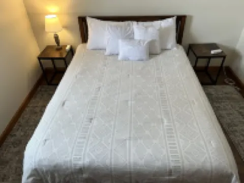 Quiet Retreat, Valley Views, Zoned Heating and Cooling Fire Pit and New Deck!