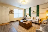 Townhome with a peaceful, soothing vibe, featuring KING and QUEEN size beds - บังกะโล
