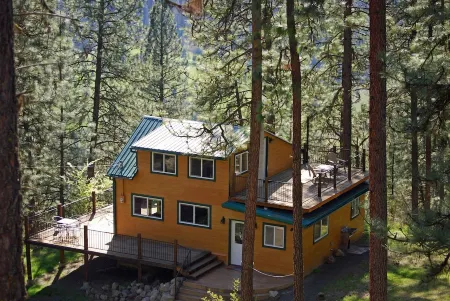 Peaceful, Private Cabin overlooking the Clearwater River. Dbl occ rates