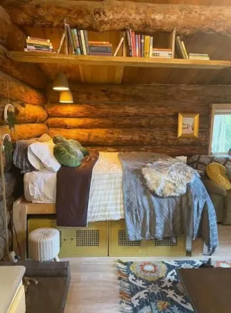 Aurora View Log Cabin – Authentic Alaskan Experience
