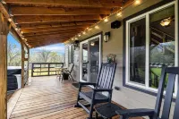 Cozy cabin retreat w/hot tub and fenced yard. Pet-Friendly!