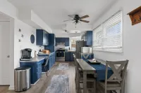 Cozy LeClaire Townhome within walking distance to downtown! Hotels in Le Claire