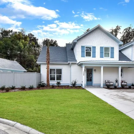 Peaceful vacation retreat on SSI within walking distance of beach & Pier Village