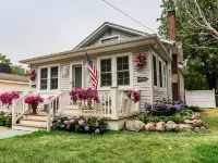 Charlevoix Family Home ~  in Town Home, Newly Renovated, Fire Pit, Hot Tub!!! Hotels in Charlevoix