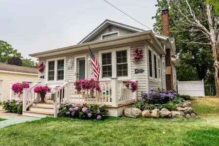 Charlevoix Family Home ~  in Town Home, Newly Renovated, Fire Pit, Hot Tub!!!