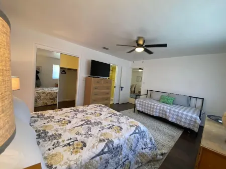 Beautiful Quaint 4 plex Heated Pool and Spa Pets Welcome