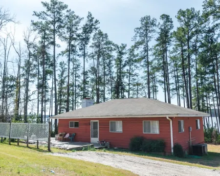 The Bone Yard Hotels in McCormick County
