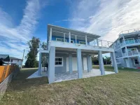 Driftwood Isles - New Gulf View Home with Large deck, Elevator and more! Hotels in Hudson