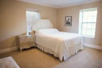 One-bedroom condominium located just steps from Westheimer Road.