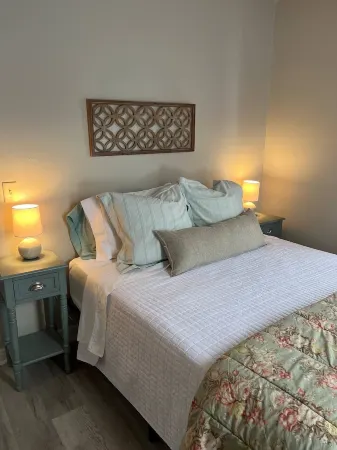 Corporate Cottage in LaPorte Cable St Front unit Отели в г. Ла-Порт