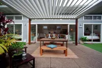 Sunny and modern villa located 5 mins walk from Avalon Beach!