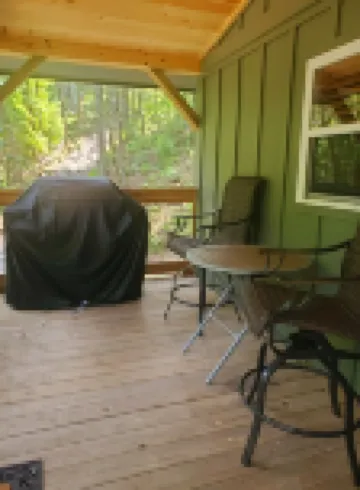 Cozy cabin close to white water rafting, ziplining, hiking & Harrah's casino.