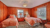 SOUTH BEACH & PARK Just Steps Away • STARFISH COTTAGE • Cute Cozy Vero Beach