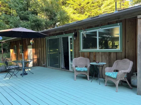 Peaceful, private 3BD home nestled in the redwoods