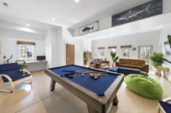 Unique 6 Bedroom Lakeview Home with Roof Terrace