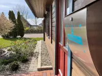 Charming wooden bungalow behind the dyke "Preussenhuus"