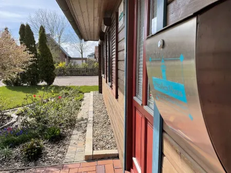 Charming wooden bungalow behind the dyke "Preussenhuus"