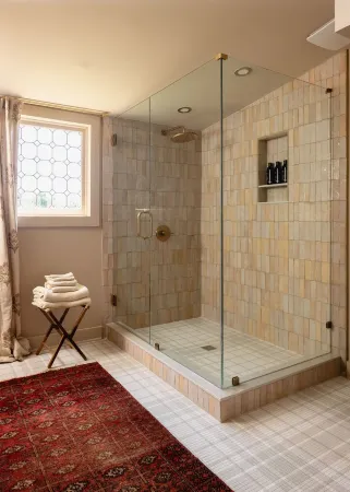 Original Farmhouse est <1920, Professionally Designed, Charm & Comfort in mind!