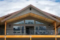 Yellowstone Park Riverfront Chalet